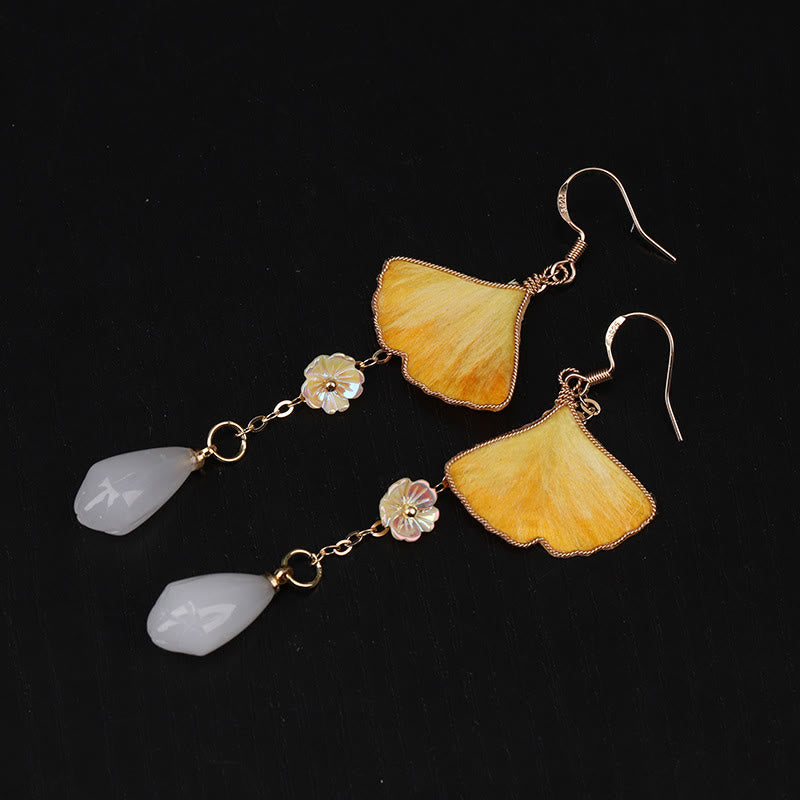 Buddha Stones Boucles d'oreilles pendantes porte-bonheur en soie, faites main, avec feuille de ginkgo jaune et crochet en cuivre. - Feuille de ginkgo et perle blanche (Dimensions : environ 7,5 x 2,8 cm) - image 9