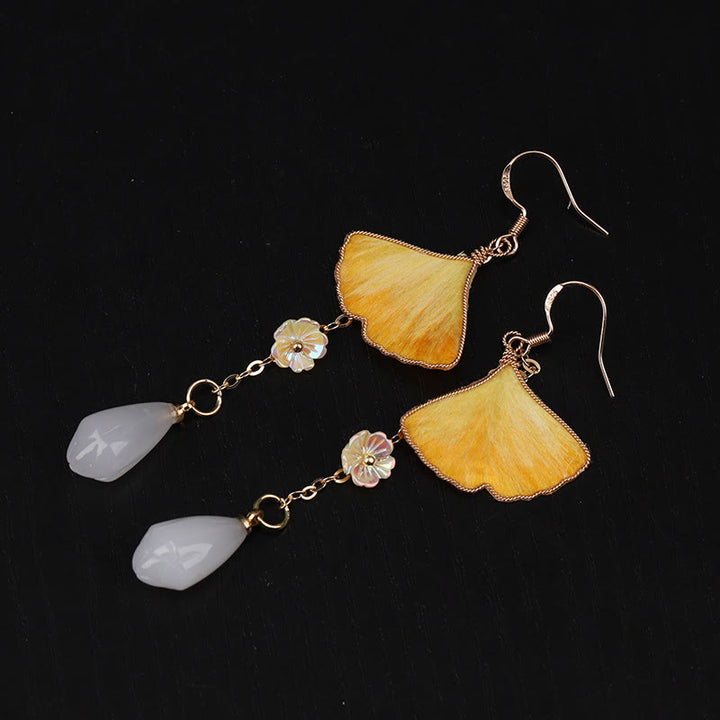Buddha Stones Boucles d'oreilles pendantes porte-bonheur en soie, faites main, avec feuille de ginkgo jaune et crochet en cuivre. - Feuille de ginkgo et perle blanche (Dimensions : environ 7,5 x 2,8 cm) - image 9