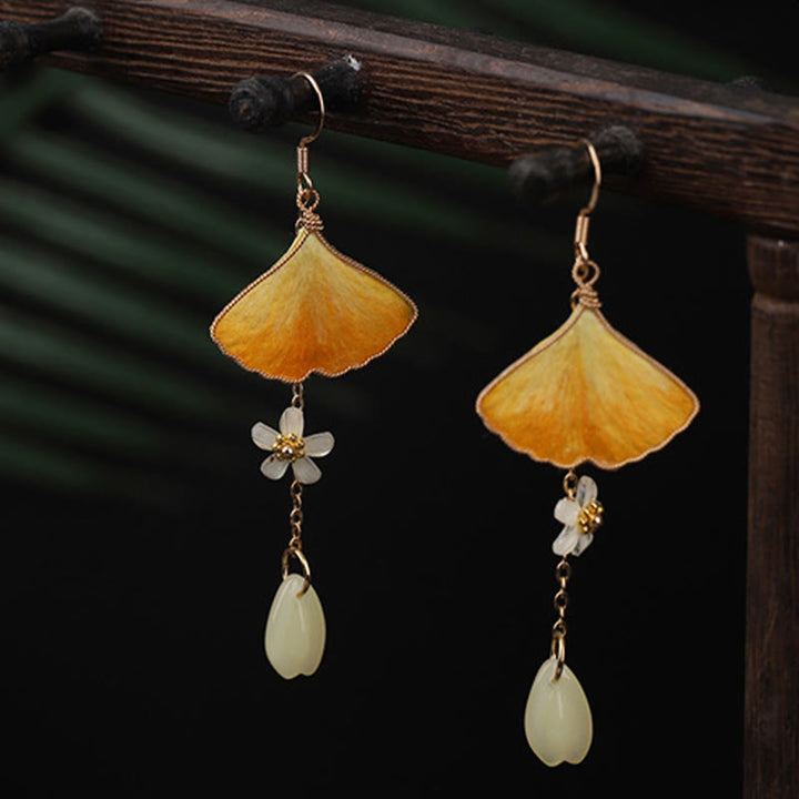 Buddha Stones Boucles d'oreilles pendantes porte-bonheur en soie, faites main, avec feuille de ginkgo jaune et crochet en cuivre. - image 2