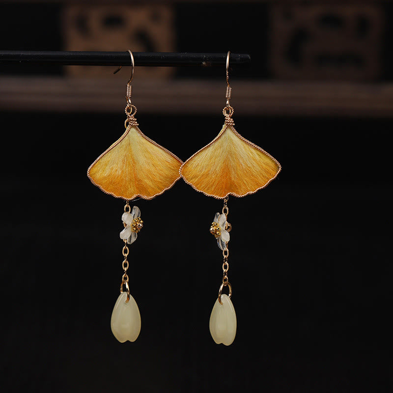 Buddha Stones Boucles d'oreilles pendantes porte-bonheur en soie, faites main, avec feuille de ginkgo jaune et crochet en cuivre. - Feuille de ginkgo et perle verte (Dimensions : environ 7,5 x 2,8 cm) - image 0