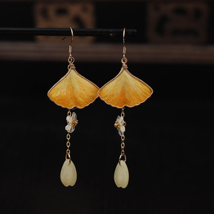 Buddha Stones Boucles d'oreilles pendantes porte-bonheur en soie, faites main, avec feuille de ginkgo jaune et crochet en cuivre. - Feuille de ginkgo et perle verte (Dimensions : environ 7,5 x 2,8 cm) - image 0