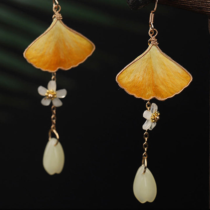 Buddha Stones Boucles d'oreilles pendantes porte-bonheur en soie, faites main, avec feuille de ginkgo jaune et crochet en cuivre. - image 7