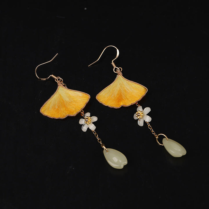 Buddha Stones Boucles d'oreilles pendantes porte-bonheur en soie, faites main, avec feuille de ginkgo jaune et crochet en cuivre. - image 1