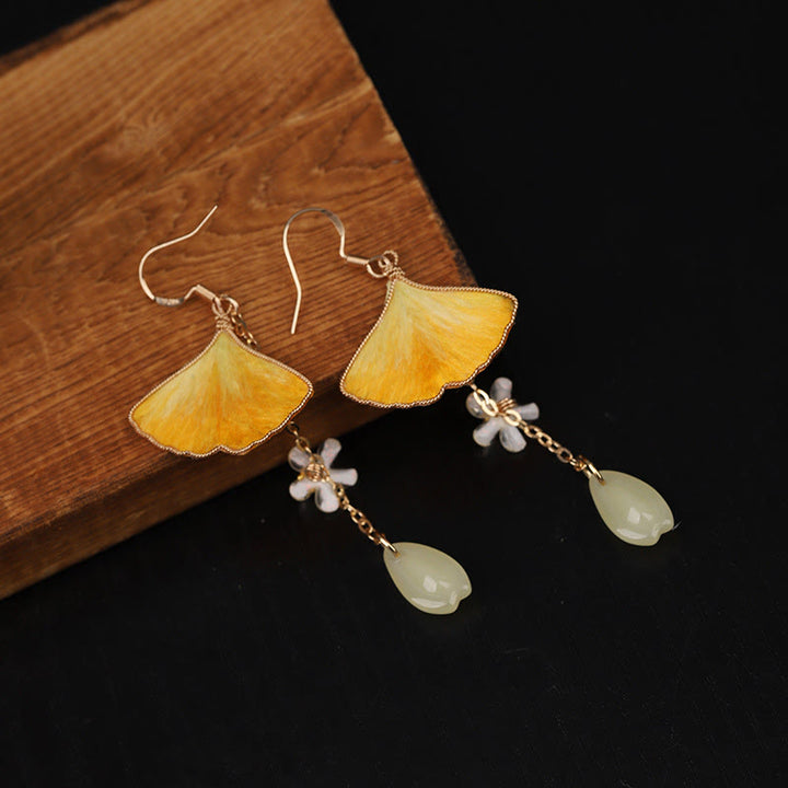 Buddha Stones Boucles d'oreilles pendantes porte-bonheur en soie, faites main, avec feuille de ginkgo jaune et crochet en cuivre. - image 4