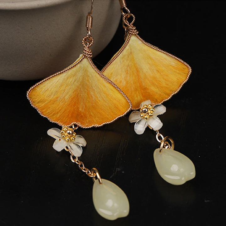 Buddha Stones Boucles d'oreilles pendantes porte-bonheur en soie, faites main, avec feuille de ginkgo jaune et crochet en cuivre. - image 5