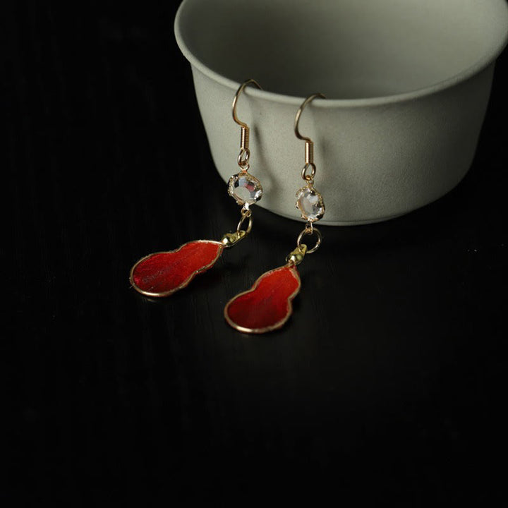 Buddha Stones Boucles d'oreilles crochet en verre et soie rouge artisanales, porte-bonheur, en forme de calebasse. - image 1