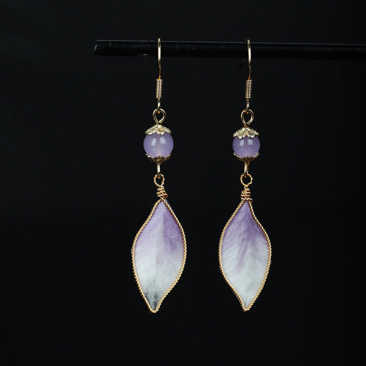Buddha Stones Boucles d'oreilles pendantes en soie, faites main, à pétales dégradés violets, symbole de bénédiction. - Fibres de soie (Dimensions : environ 6,3 x 1,4 cm) - image 0