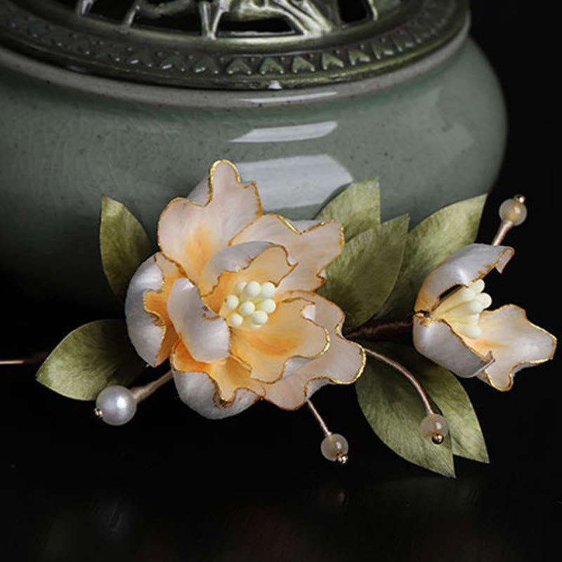 Buddha Stones Broche porte-bonheur en soie artisanale ornée d'une pivoine dorée - image 1