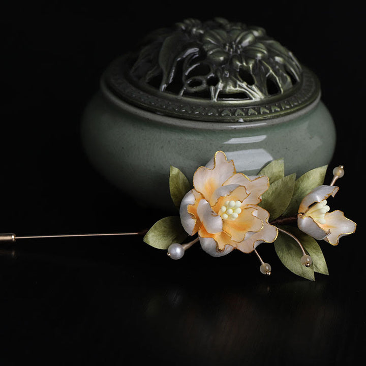 Buddha Stones Broche porte-bonheur en soie artisanale ornée d'une pivoine dorée - image 5