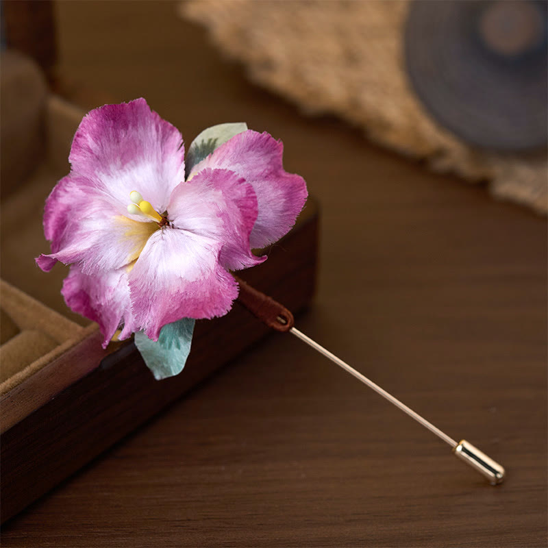 Buddha Stones Broche en velours de soie artisanale en forme de fleur d'iris - image 1