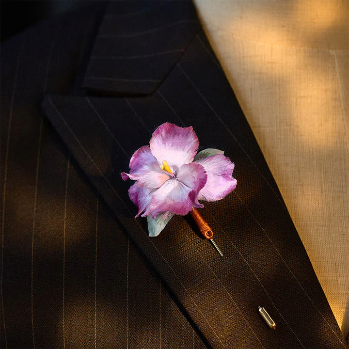 Buddha Stones Broche en velours de soie artisanale en forme de fleur d'iris - image 3