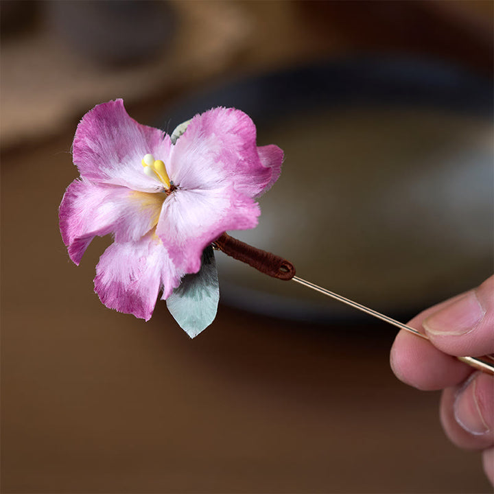 Buddha Stones Broche en velours de soie artisanale en forme de fleur d'iris - image 2