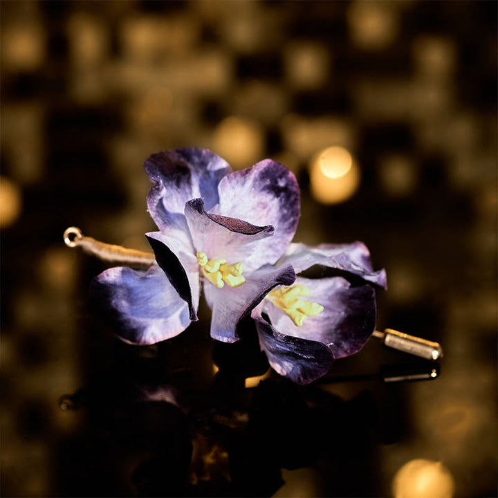 Buddha Stones Broche artisanale en velours de soie et fleur d'iris violet clair - Iris violet clair d'environ 7 cm - image 0