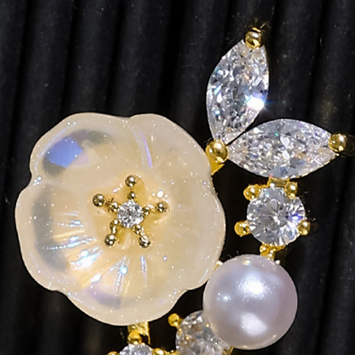 Buddha Stones Boucles d'oreilles à clip en cuivre avec zircon et rose blanche, porte-bonheur, ornées de clous d'oreilles pendantes. - image 2
