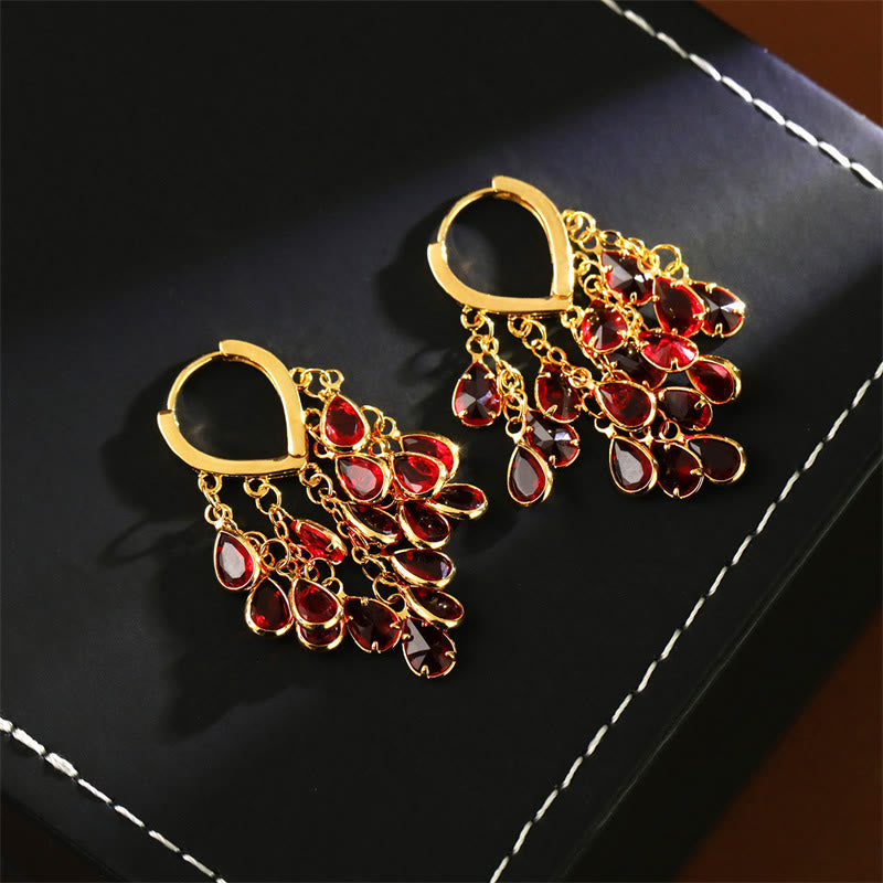 Buddha Stones Boucles d'oreilles créoles en cuivre avec pompon en forme de goutte d'eau rouge - image 3