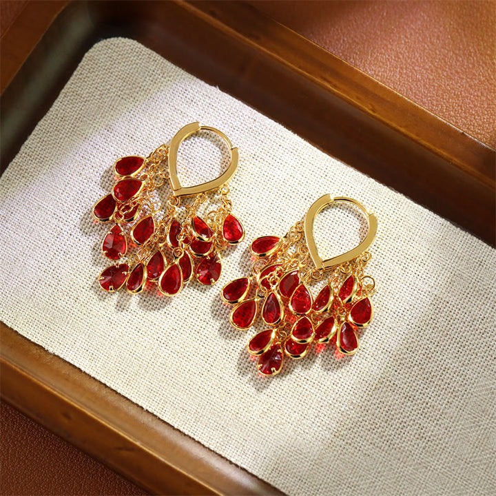 Buddha Stones Boucles d'oreilles créoles en cuivre avec pompon en forme de goutte d'eau rouge - image 1