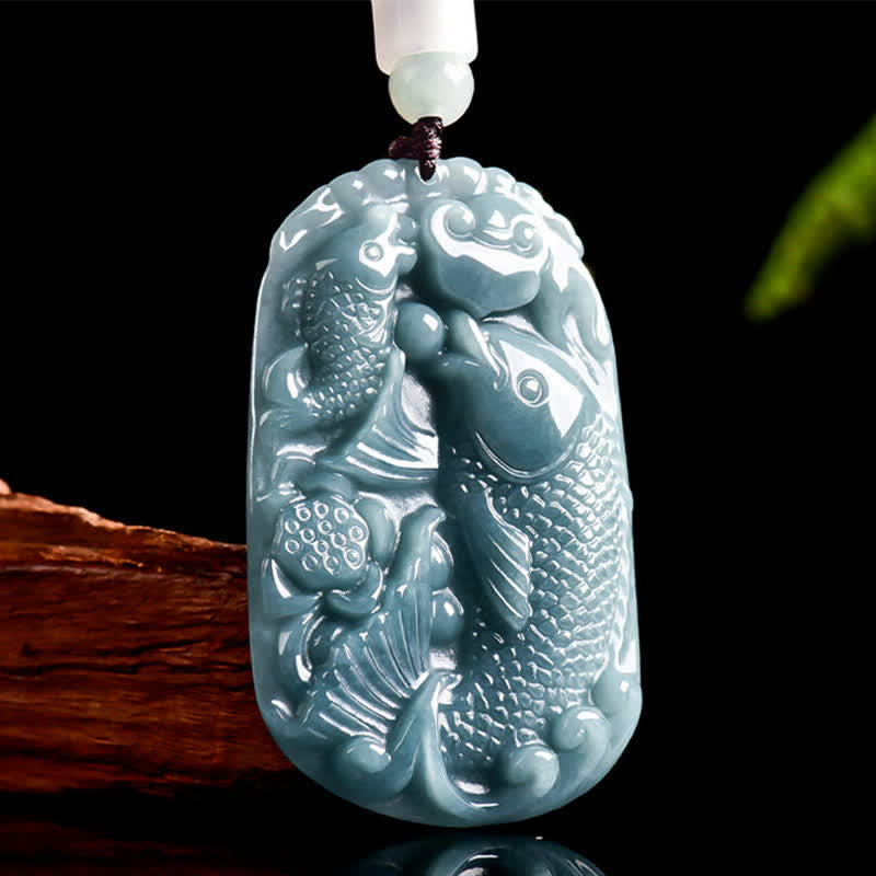 Buddha Stones Collier pendentif en jade naturel sculpté représentant deux carpes koï, symbole de prospérité. - Poissons koï - Jade naturel (la couleur peut varier) - image 0