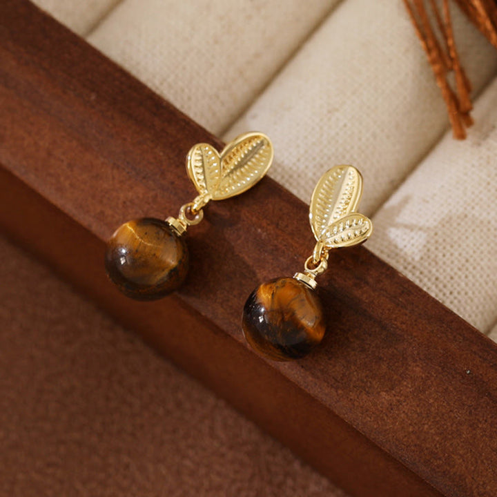 Buddha Stones Boucles d'oreilles de protection en cuivre avec motif de feuilles d'œil de tigre - Œil de tigre 8 mm (tiges en cuivre) - image 0