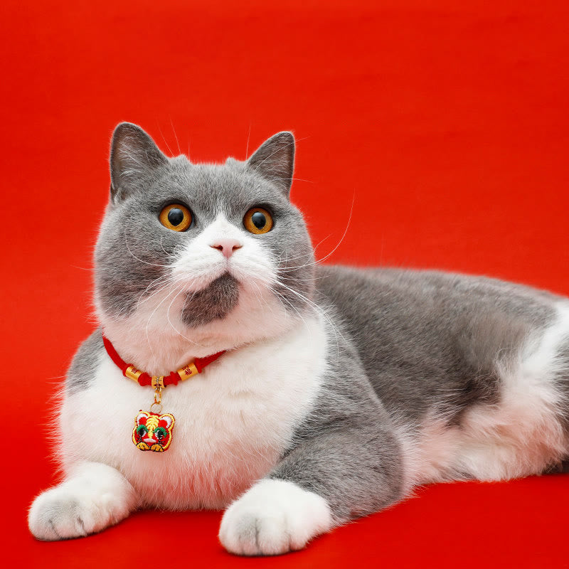 Buddha Stones Collier de protection ajustable pour chats et chiens, orné d'une broderie et d'un fil tressé rouge représentant un tigre Fu. - image 0
