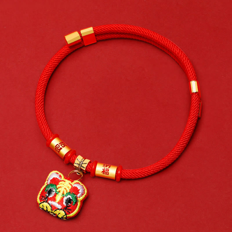 Buddha Stones Collier de protection ajustable pour chats et chiens, orné d'une broderie et d'un fil tressé rouge représentant un tigre Fu. - image 2