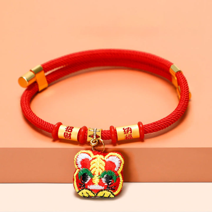 Buddha Stones Collier de protection ajustable pour chats et chiens, orné d'une broderie et d'un fil tressé rouge représentant un tigre Fu. - image 3