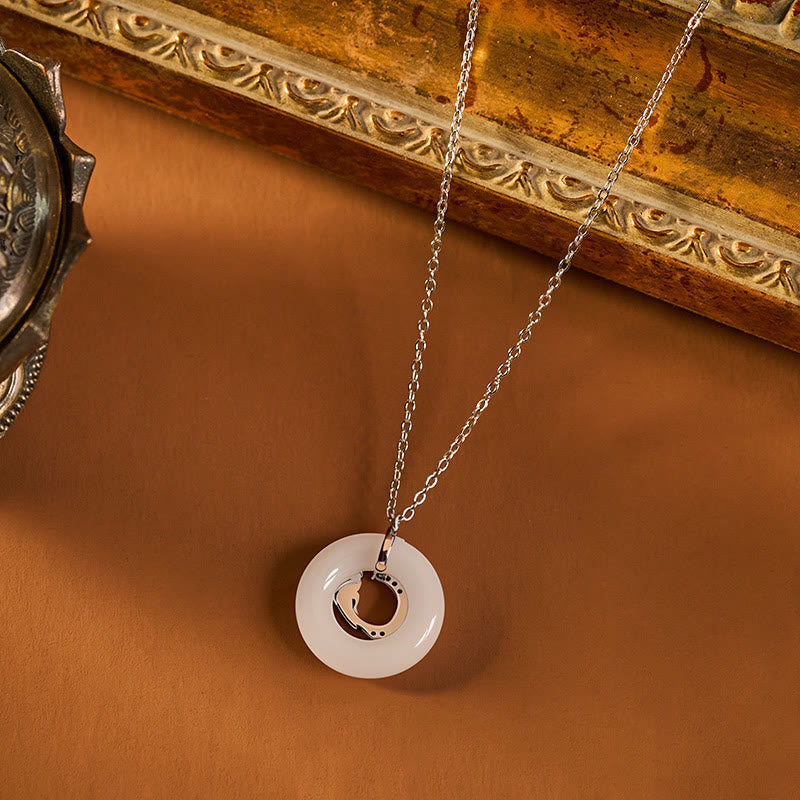 Buddha Stones Pendentif porte-bonheur en forme de boucle de la paix avec carpe koï - image 1