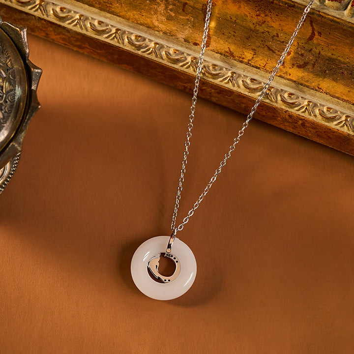 Buddha Stones Pendentif porte-bonheur en forme de boucle de la paix avec carpe koï - image 1