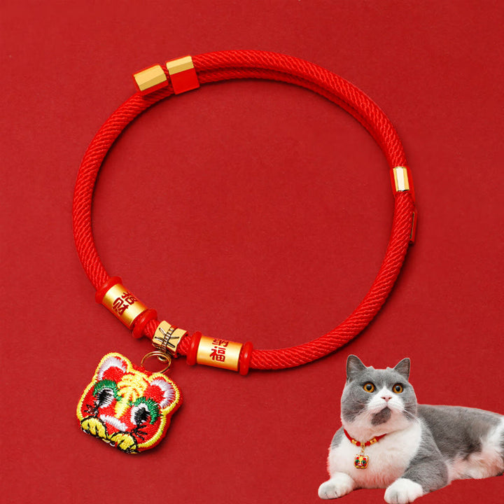 Buddha Stones Collier de protection ajustable pour chats et chiens, orné d'une broderie et d'un fil tressé rouge représentant un tigre Fu. - Tigre de la Fortune Chanceuse - 26-44 cm - image 1