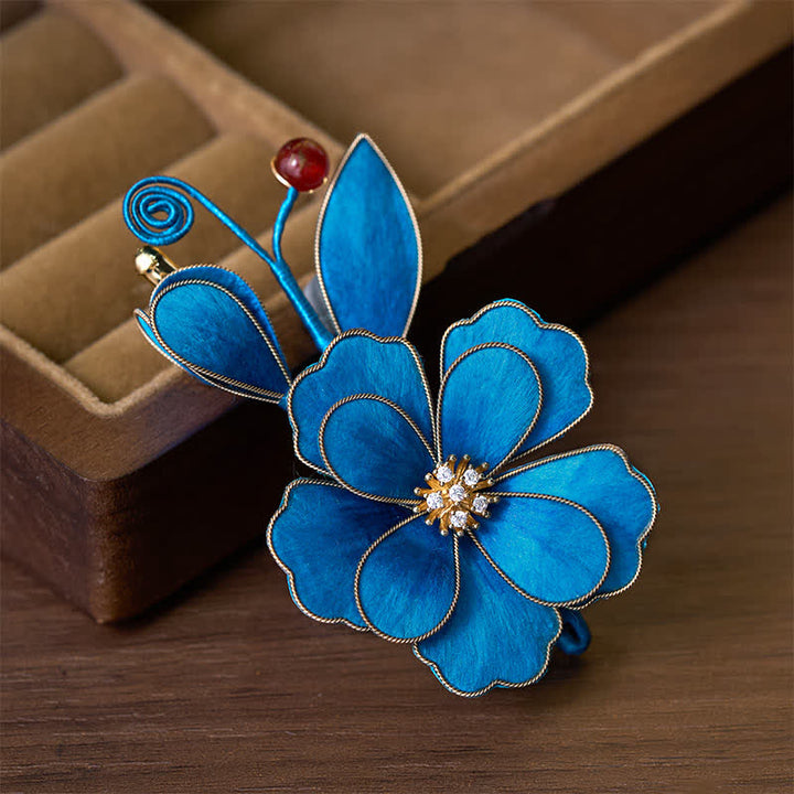 Buddha Stones Broche fleur en velours de soie bleu clair, confectionnée à la main - image 1