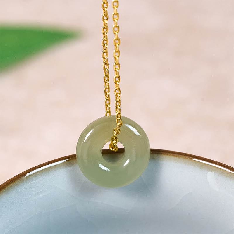 Buddha Stones Collier pendentif boucle de paix en jade vert naturel, symbole de prospérité - Jade naturel (la couleur peut varier) - Chaîne en cuivre doré - image 0