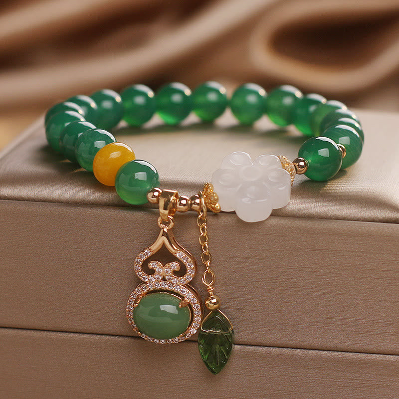 Buddha Stones Bracelet de soutien avec breloque fleur, calebasse et feuille en agate verte et jade blanc - Agate verte (tour de poignet 15-16 cm) - image 0