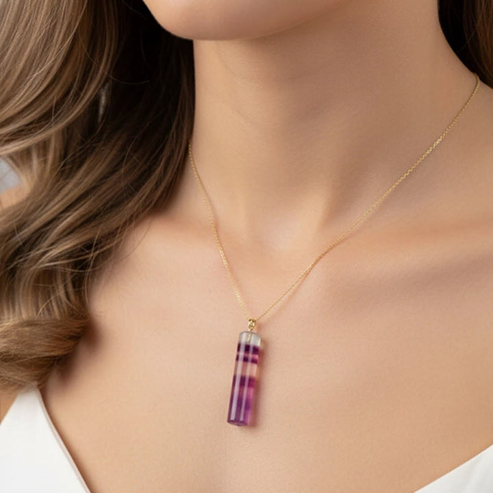 Buddha Stones Pendentif cylindrique de protection en fluorite naturelle colorée - image 7