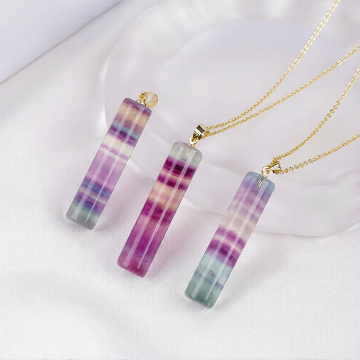Buddha Stones Pendentif cylindrique de protection en fluorite naturelle colorée - image 0