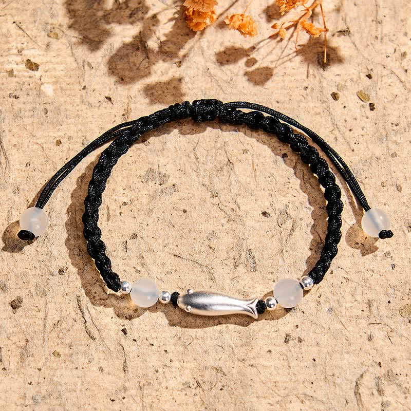 Buddha Stones Bracelet de protection en argent sterling 999 avec motif de carpe koï et agate blanche tressée. - image 1