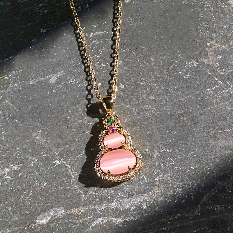 Buddha Stones Pendentif en calcédoine rose en forme de gourde, symbole d'optimisme. - image 1