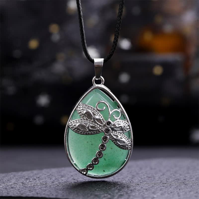 Buddha Stones Collier Balance en aventurine verte naturelle avec incrustation de cristal en forme de larme et libellule. - Aventurine verte naturelle (la couleur peut varier) - image 1
