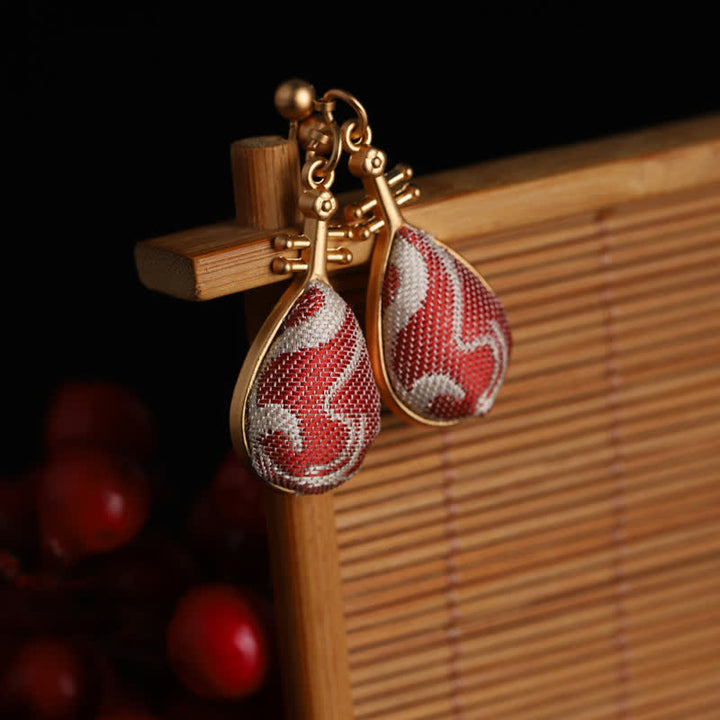 Buddha Stones Boucles d'oreilles pendantes Harmony en brocart blanc à motifs, en forme de pipa - Brocart Chant (Prospérité♥Harmonie) - image 0