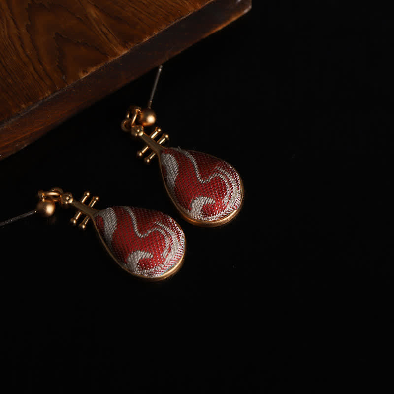 Buddha Stones Boucles d'oreilles pendantes Harmony en brocart blanc à motifs, en forme de pipa - image 3