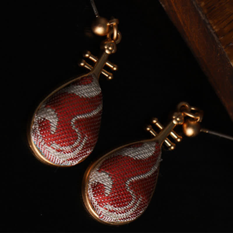 Buddha Stones Boucles d'oreilles pendantes Harmony en brocart blanc à motifs, en forme de pipa - image 6
