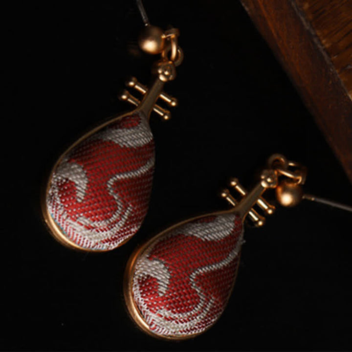 Buddha Stones Boucles d'oreilles pendantes Harmony en brocart blanc à motifs, en forme de pipa - image 6