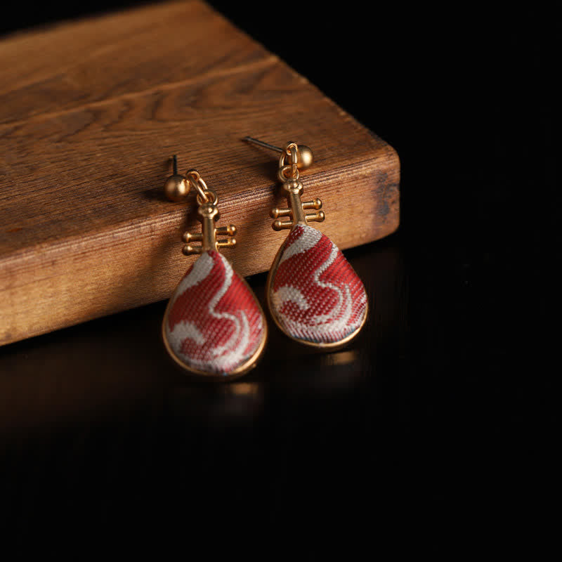 Buddha Stones Boucles d'oreilles pendantes Harmony en brocart blanc à motifs, en forme de pipa - image 2