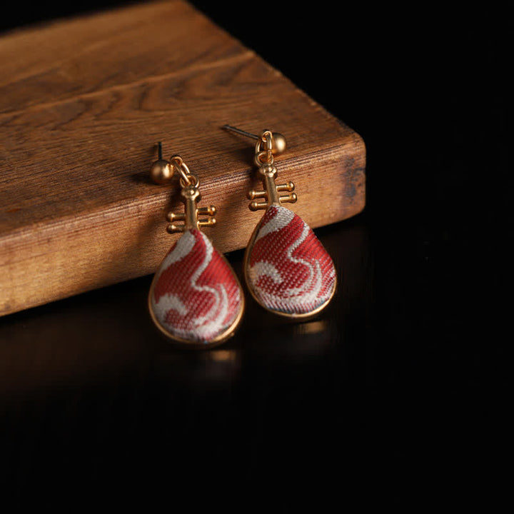 Buddha Stones Boucles d'oreilles pendantes Harmony en brocart blanc à motifs, en forme de pipa - image 2