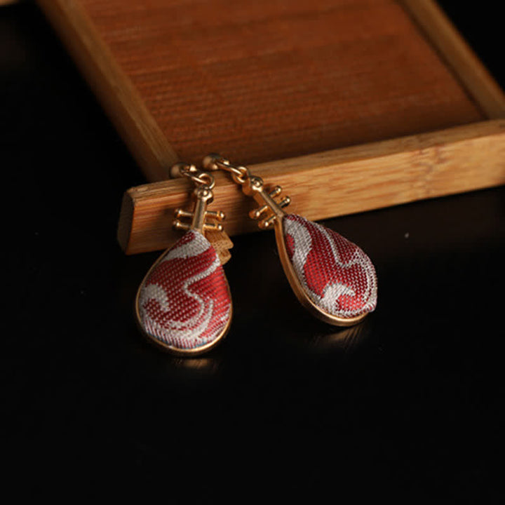 Buddha Stones Boucles d'oreilles pendantes Harmony en brocart blanc à motifs, en forme de pipa - image 1