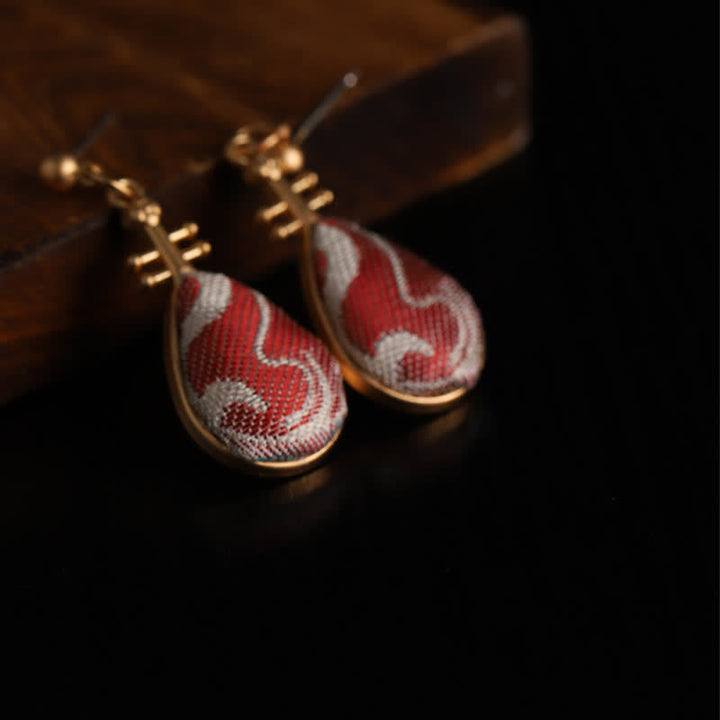 Buddha Stones Boucles d'oreilles pendantes Harmony en brocart blanc à motifs, en forme de pipa - image 4