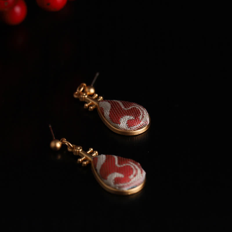 Buddha Stones Boucles d'oreilles pendantes Harmony en brocart blanc à motifs, en forme de pipa - image 5