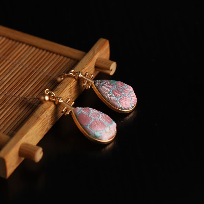 Buddha Stones Boucles d'oreilles artisanales en forme de larme, motif floral en brocart Song, harmonie en brocart. - image 1