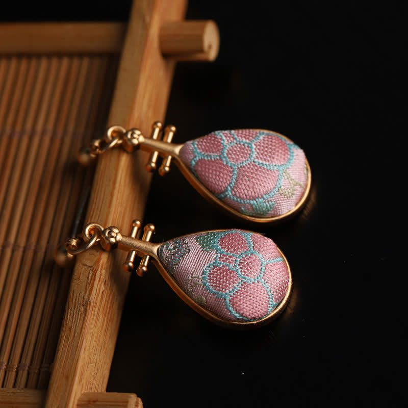 Buddha Stones Boucles d'oreilles artisanales en forme de larme, motif floral en brocart Song, harmonie en brocart. - Brocart Chant (Prospérité♥Harmonie) - image 0