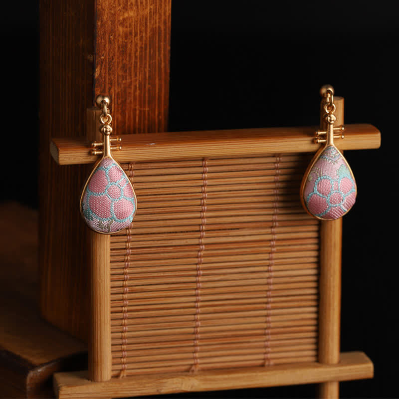 Buddha Stones Boucles d'oreilles artisanales en forme de larme, motif floral en brocart Song, harmonie en brocart. - image 5