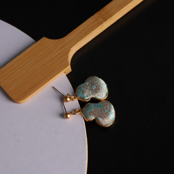 Buddha Stones Boucles d'oreilles pendantes artisanales en brocart Song, en forme de gourde, motif floral et bénédiction - image 2
