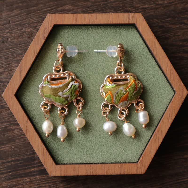 Buddha Stones Boucles d'oreilles pendantes Song Brocade en soie artisanale, ornées d'un fermoir de paix et de perles. - image 1